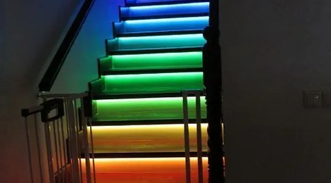 Динамическая многоцветная светодиодная подсветка лестницы